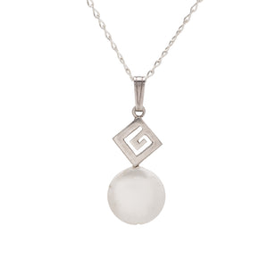 Collar de Plata de Ley compuesto por cadena con colgante con forma de clave griega y una perla plana